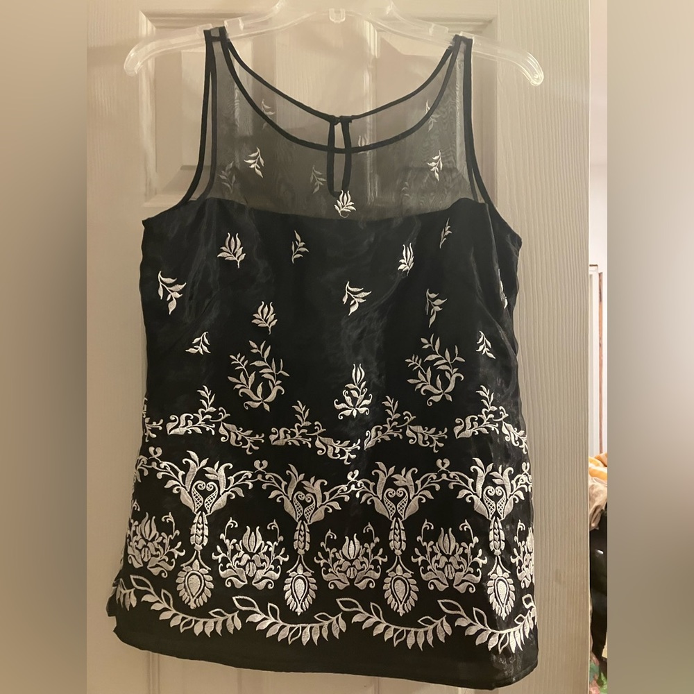 White House Black Market black and white women’s top size 8 NWT